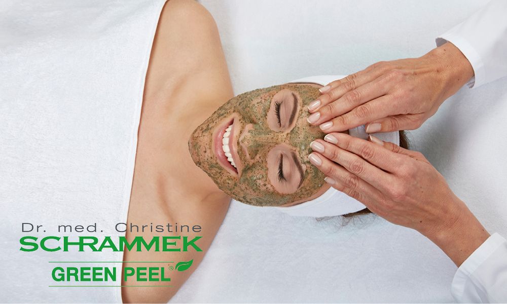 Grüne Kräutermaske GREEN PEEL wird im Gesicht einer liegenden Kundin einmassiert