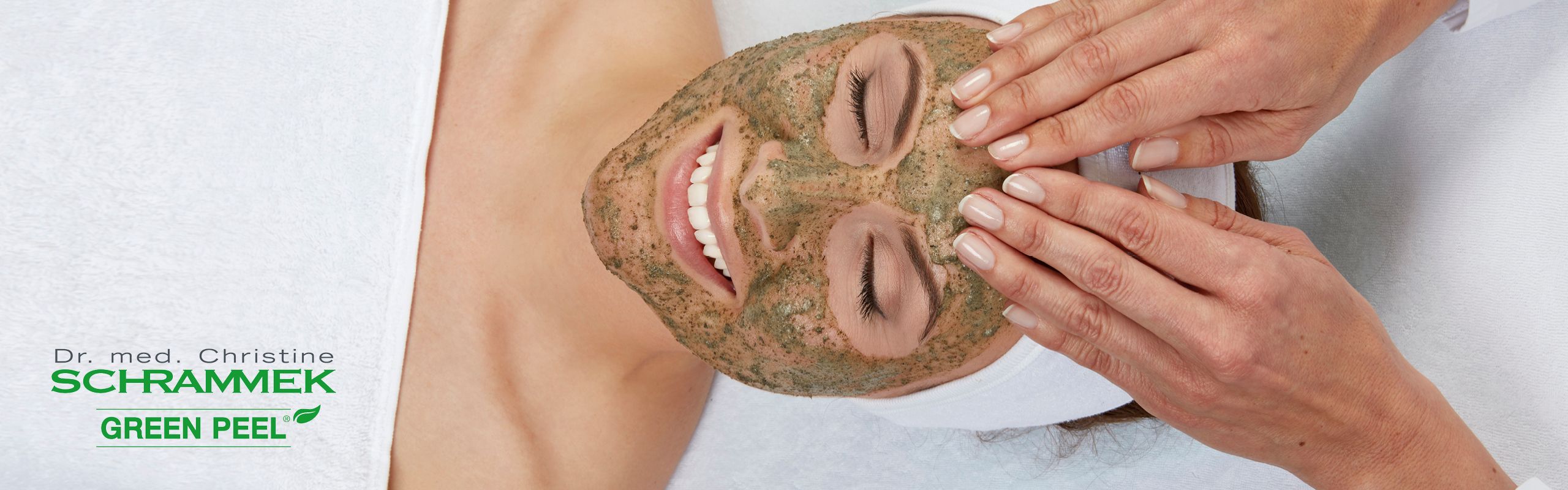 Kosmetikerin trägt grüne Kräutermaske GREEN PEEL von Dr. med. Christine Schrammek auf