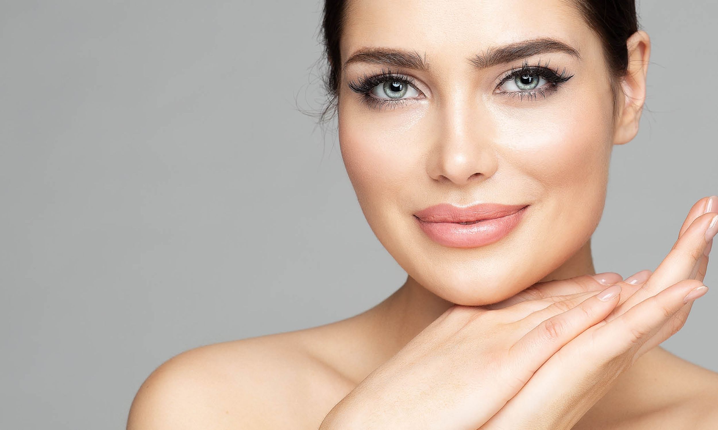 Portrait einer Frau mit natürlich aufgepolsterten Lippen – Lippenunterspritzung