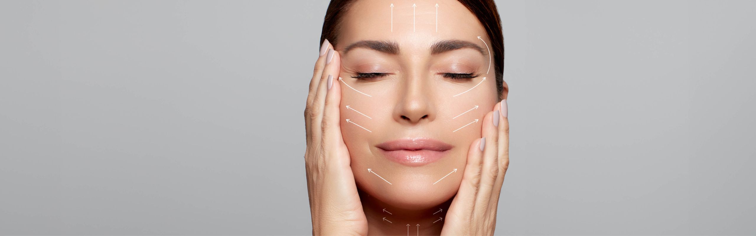 Gesicht einer Frau mit eingezeichneten Pfeilen zur Straffungsrichtung – Mesotherapie