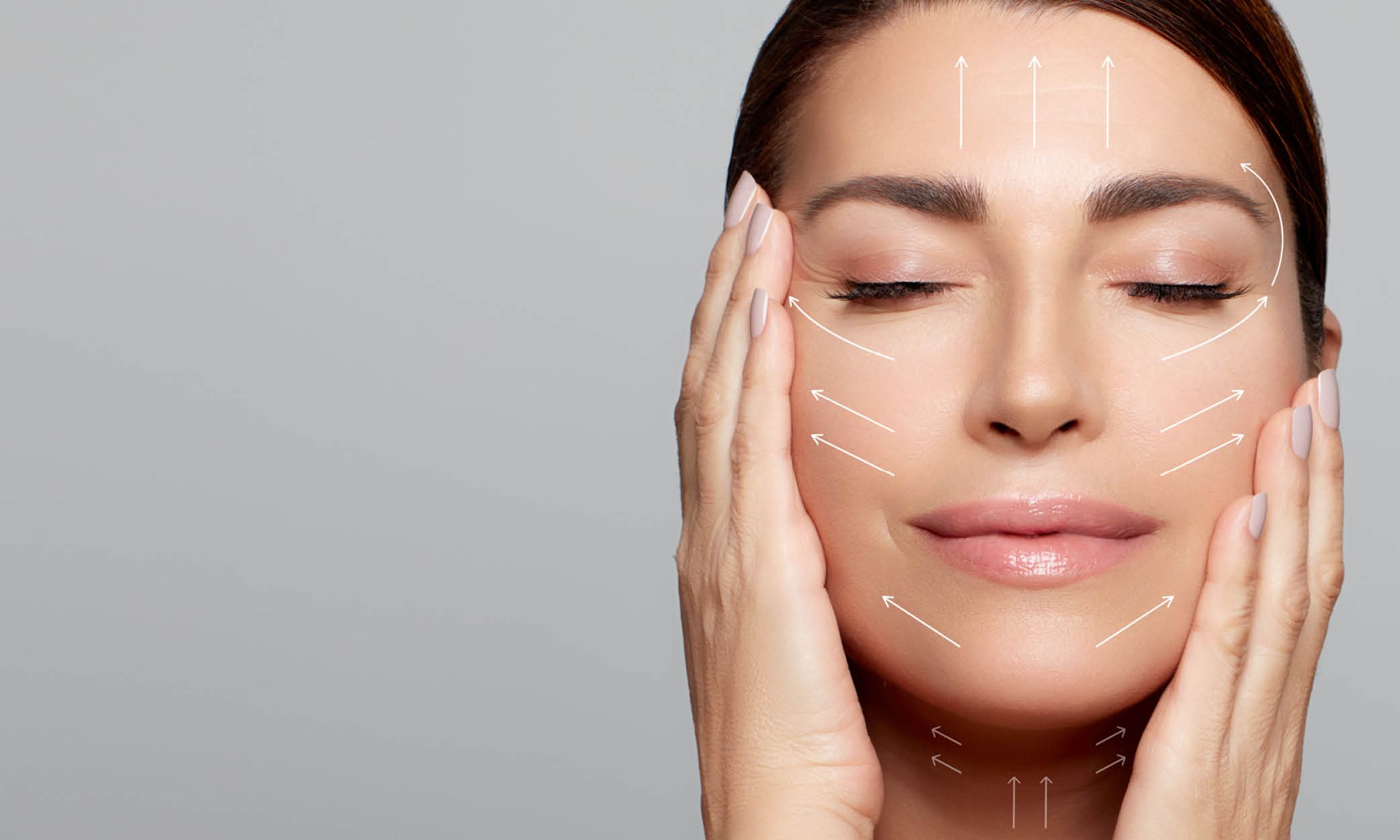 Frau mit geschlossenen Augen, Pfeile zeigen die Straffungsrichtung – Mesotherapie