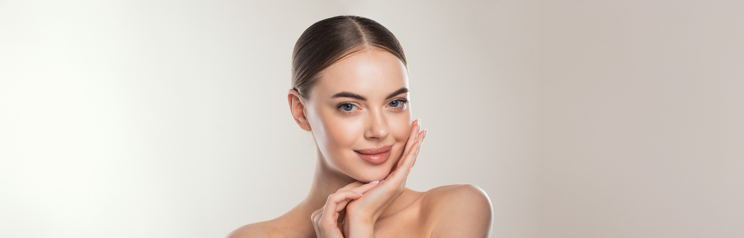 Junge Frau mit natürlichem Make-up und glatter Haut – Skinbooster