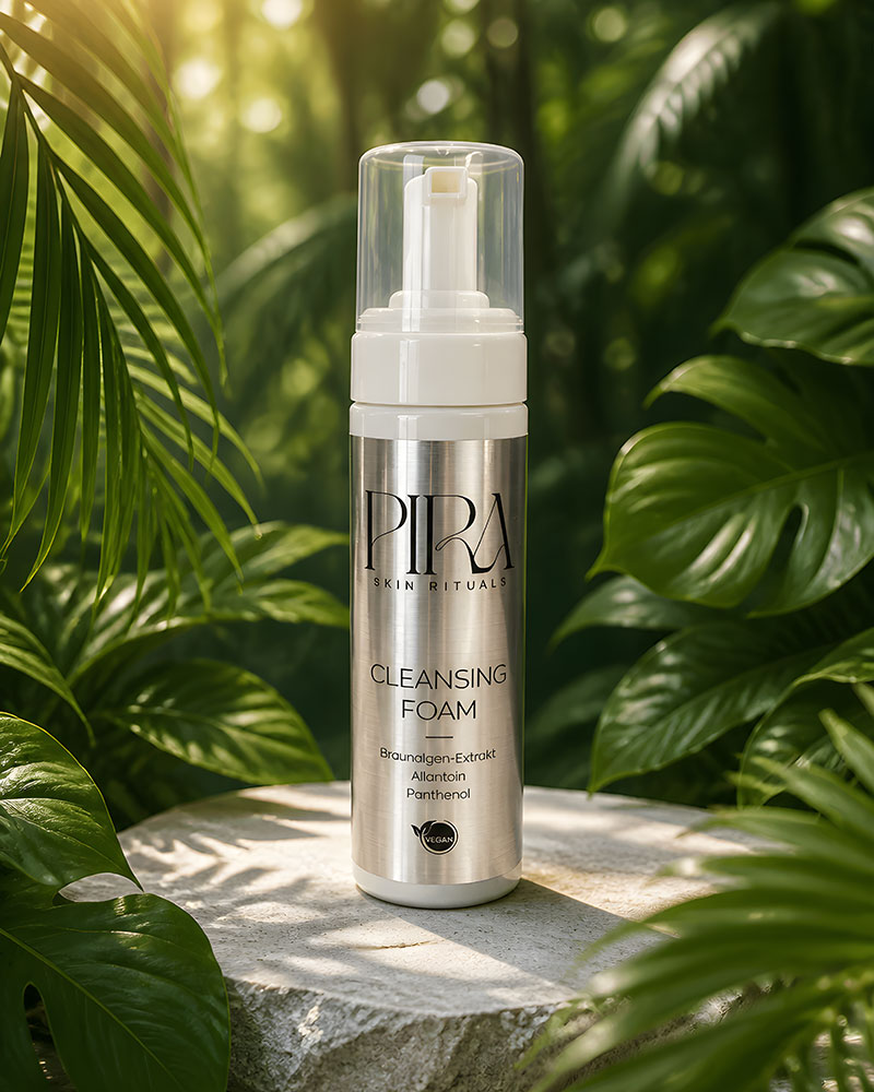 Cleansing Foam von Pira Skin Rituals auf einem Stein vor tropischem Blattgrün