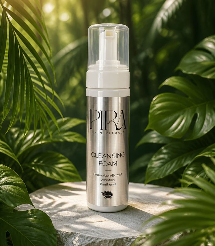 Cleansing Foam von Pira Skin Rituals auf einem Stein vor tropischem Blattgrün