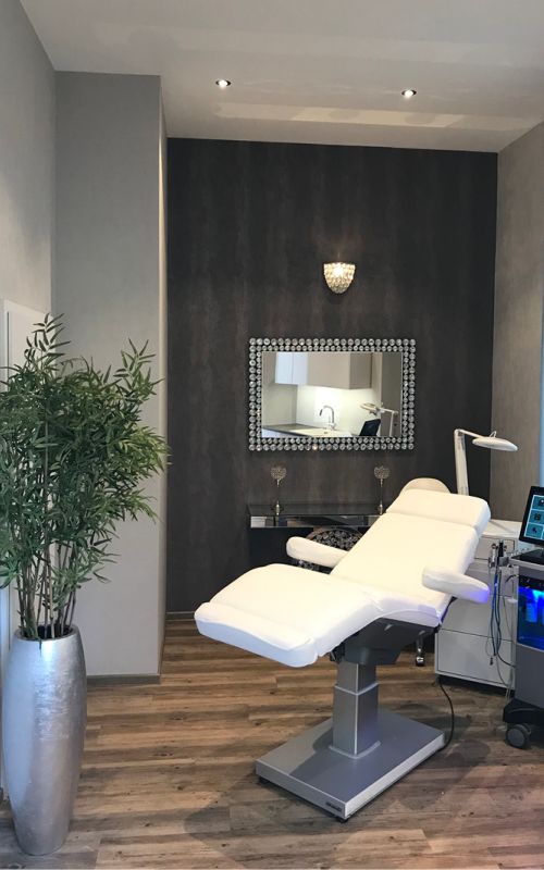 Behandlungsraum mit Behandlungsliege, Gerätewagen und Pflanzen bei Pira Skin Rituals