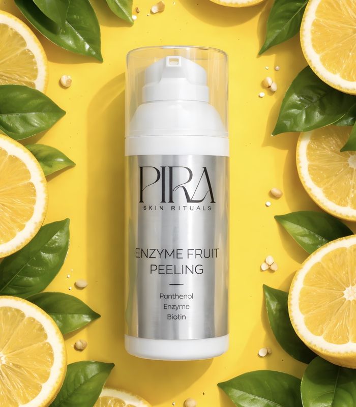 Enzyme Fruit Peeling von Pira Skin Rituals zwischen Zitronenscheiben und Blättern